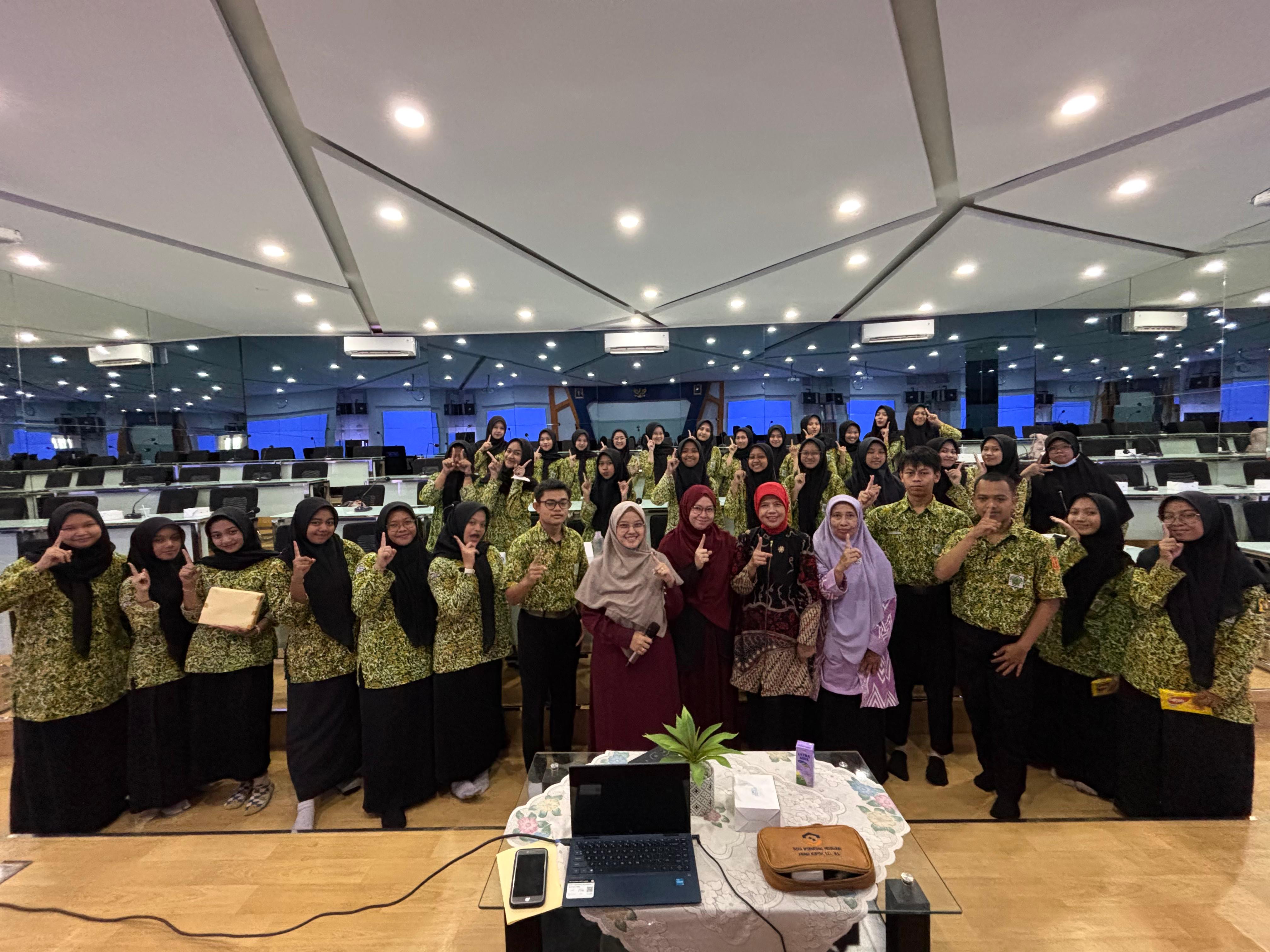 SMAN 1 KABUPATEN BOGOR FOTO BERSAMA AMINAH NURIYAH DI TAZKIA DENGAN TEMA JAGO ATUR DUIT