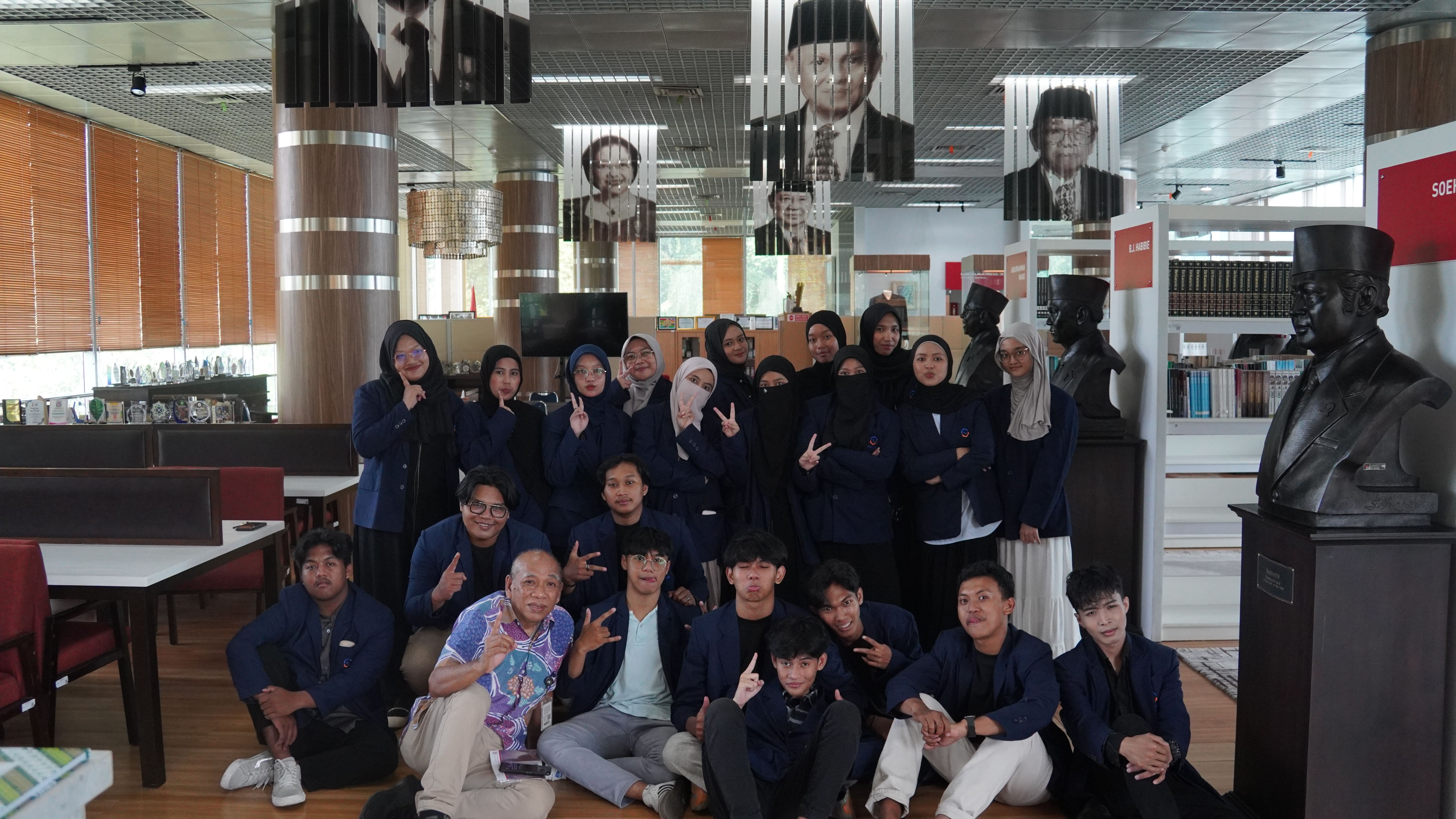 Foto Bersama Tazkia di Perpustakaan Museum Balai Kirti