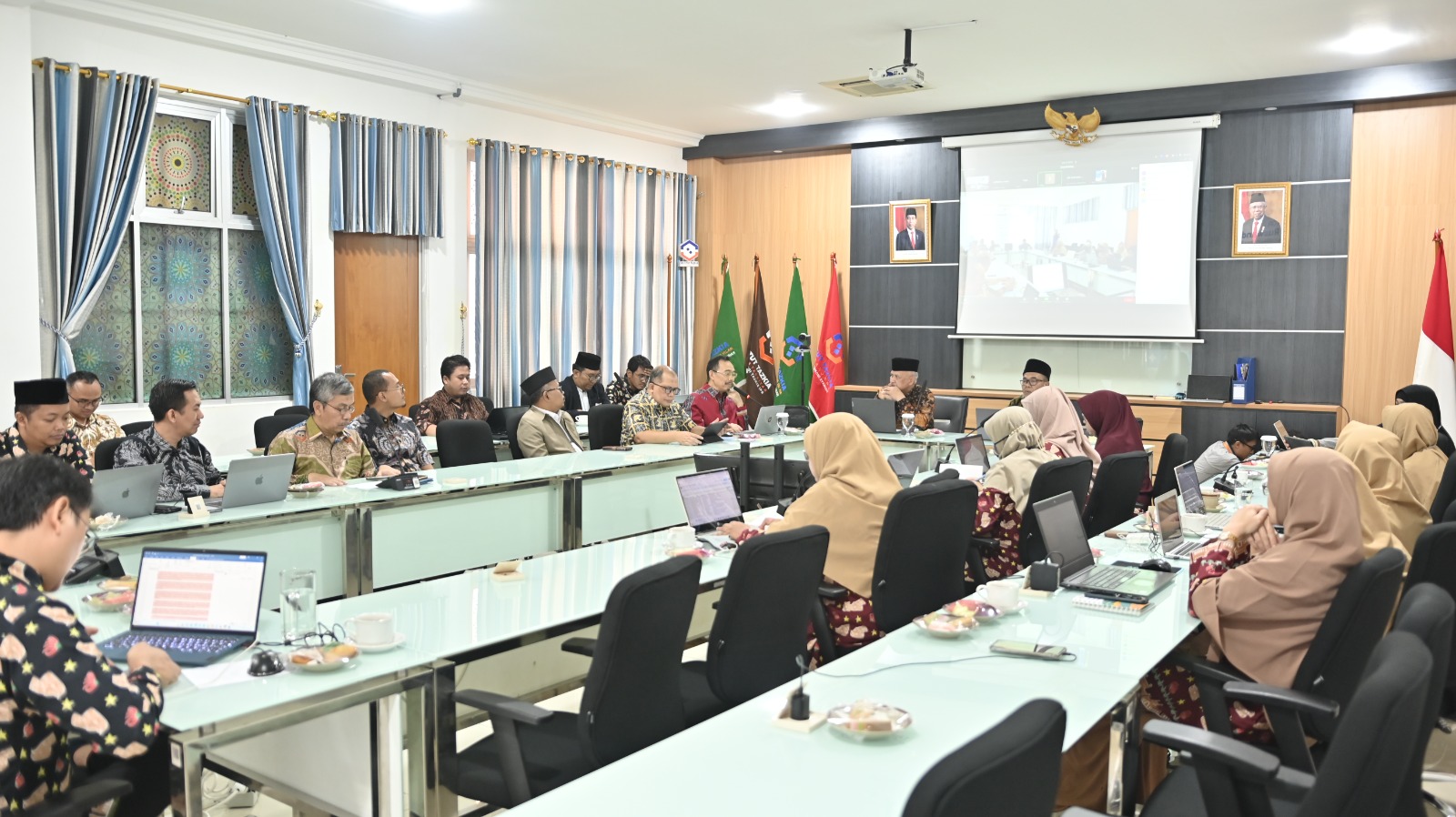 foto bareng saat rapat syafiitazkia syafii tazkia tazkia syafii