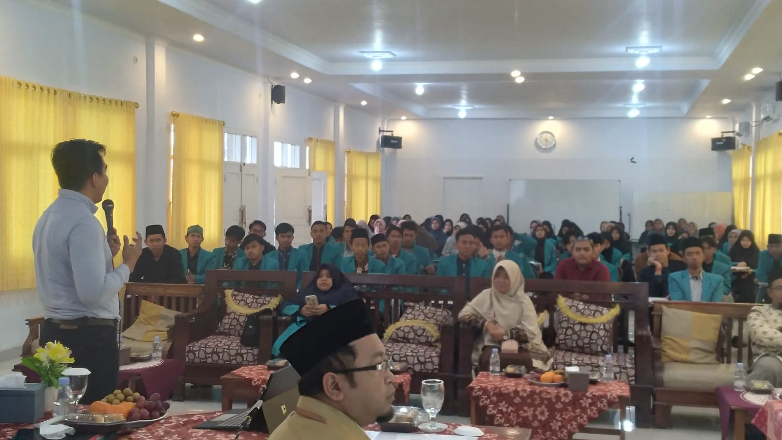 rektor tazkia berbicara