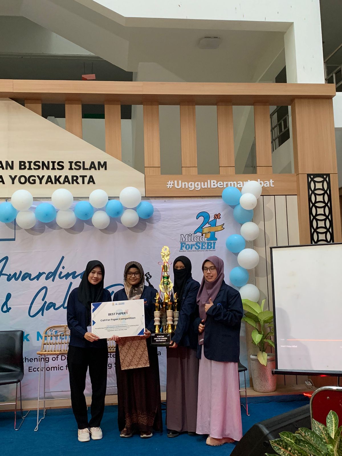 foto bareng mahasiswa iai tazkia