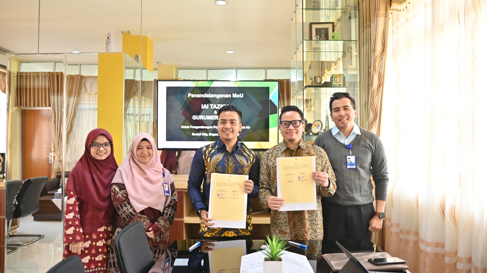 foto bareng guru merdeka tazkia