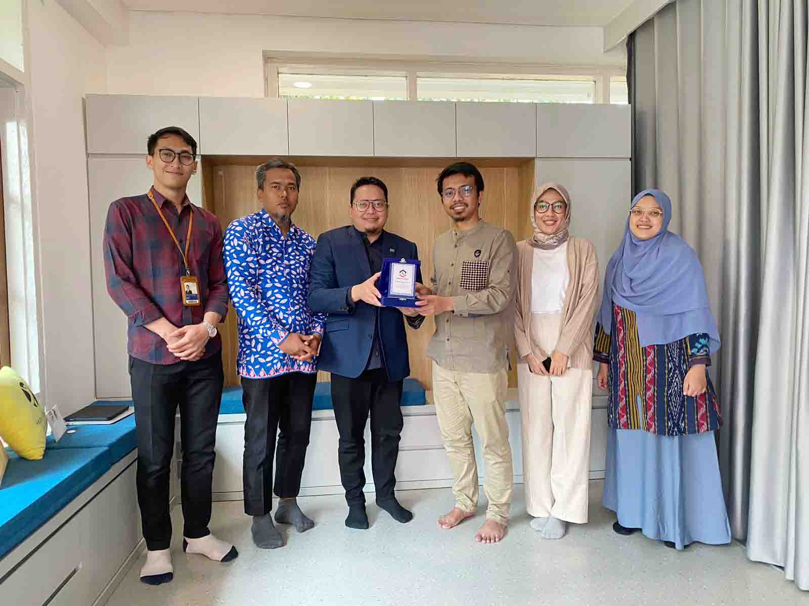 Penyerahan Piagam dari kampus Tazkia