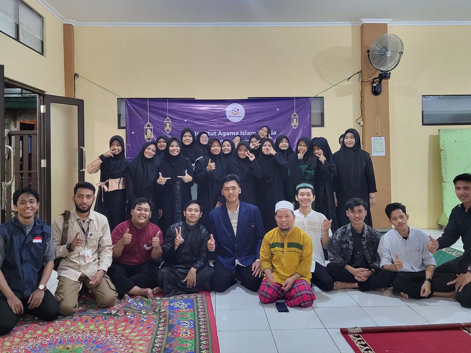 Mahasiswa Karyawan Manajemen Bisnis Syariah