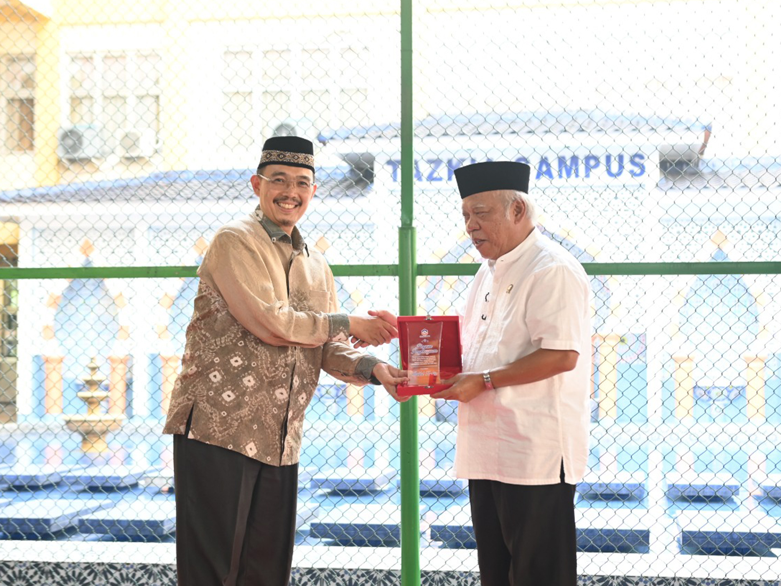 Foto bersama Basuki dan Syafii Antonio