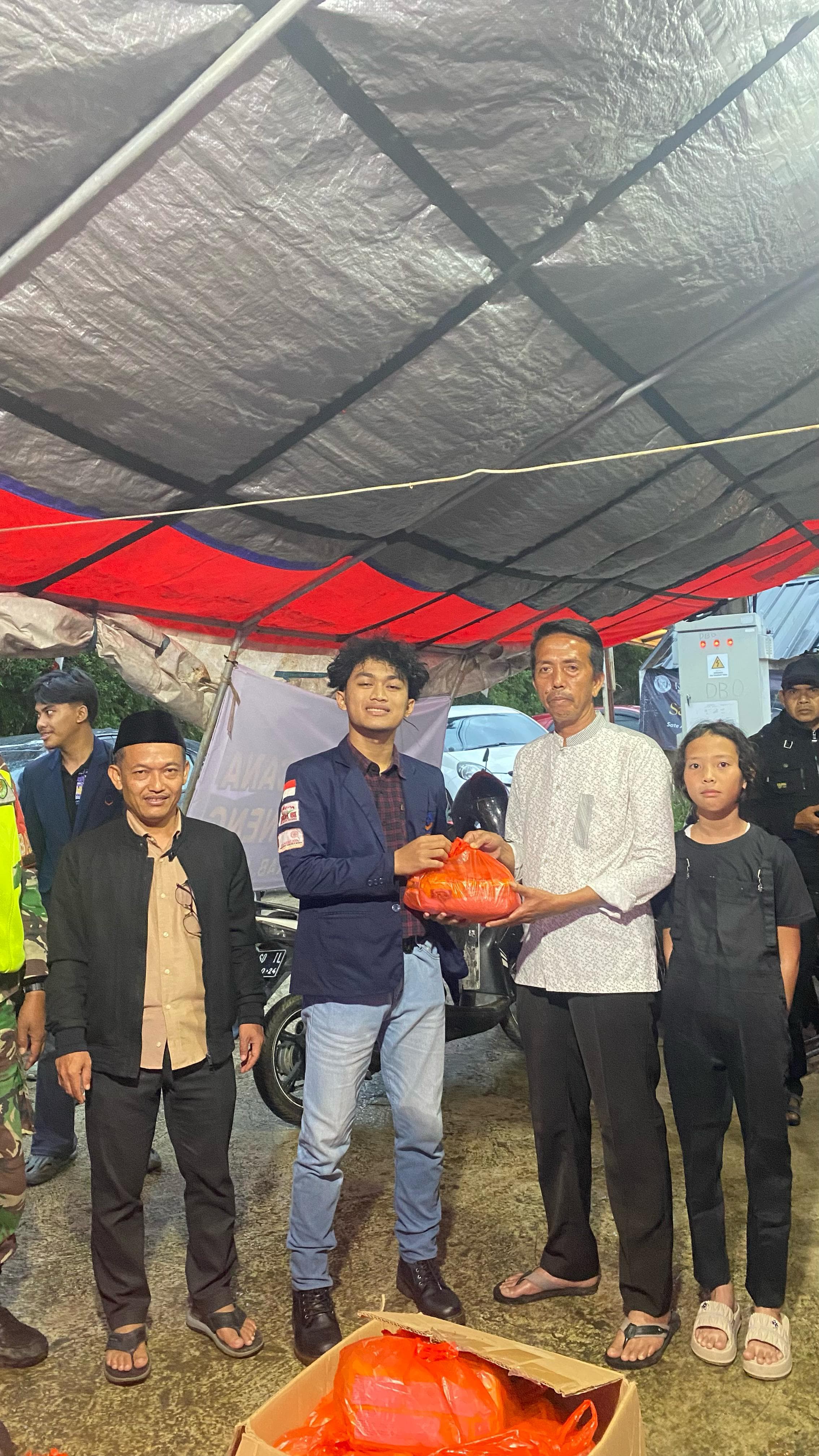 Bagi sembako oleh bem tazkia university